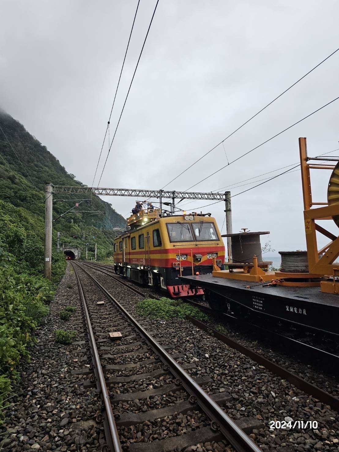 斷裂電車線甩尾砸中火車|東正線完成搶修並恢復雙向通車 – 東台灣新聞網